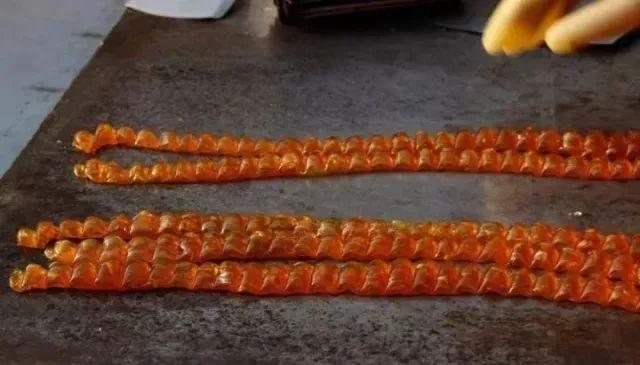 梨膏糖的功效与作用，百草梨膏糖的功效（七代传承流传下来的古法梨膏糖）