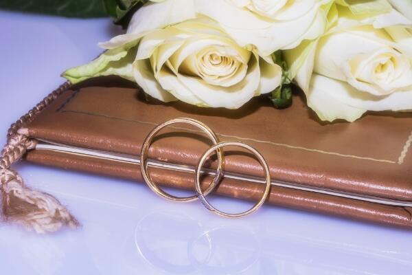 闺蜜戒指应该戴在哪个手上，闺蜜戒指戴哪个手指上（怎么偷偷知道女友的戒指尺寸）