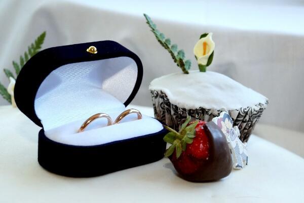 闺蜜戒指应该戴在哪个手上，闺蜜戒指戴哪个手指上（怎么偷偷知道女友的戒指尺寸）