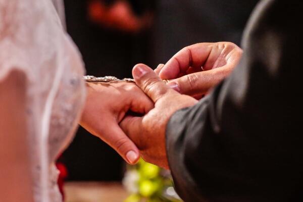 闺蜜戒指应该戴在哪个手上，闺蜜戒指戴哪个手指上（怎么偷偷知道女友的戒指尺寸）