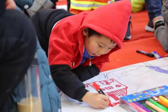 如何画出消防车，如何画出消防车简笔画（百米画卷，画出你心中的消防员）