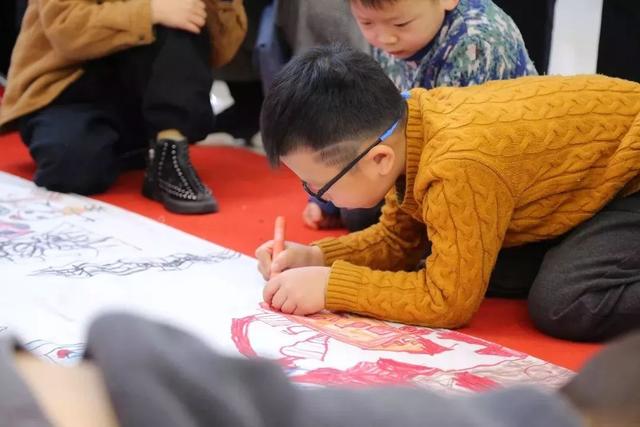 如何画出消防车，如何画出消防车简笔画（百米画卷，画出你心中的消防员）