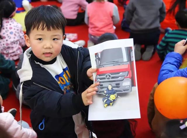 如何画出消防车，如何画出消防车简笔画（百米画卷，画出你心中的消防员）