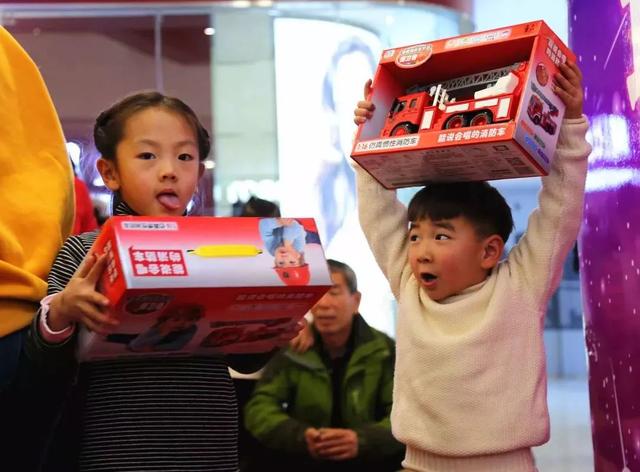 如何画出消防车，如何画出消防车简笔画（百米画卷，画出你心中的消防员）