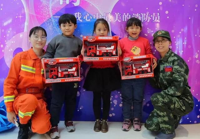 如何画出消防车，如何画出消防车简笔画（百米画卷，画出你心中的消防员）