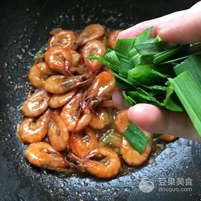 基围虾怎么做好吃，基围虾的做法大全家常（蒜香油焖基围虾的做法）