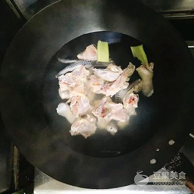 黄芪和什么搭配最好，黄芪和什么食物搭配最好（黄芪党参滋补老火汤）