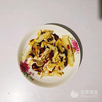 黄芪和什么搭配最好，黄芪和什么食物搭配最好（黄芪党参滋补老火汤）