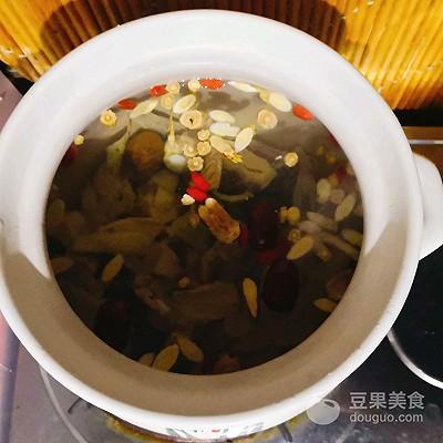 黄芪和什么搭配最好，黄芪和什么食物搭配最好（黄芪党参滋补老火汤）