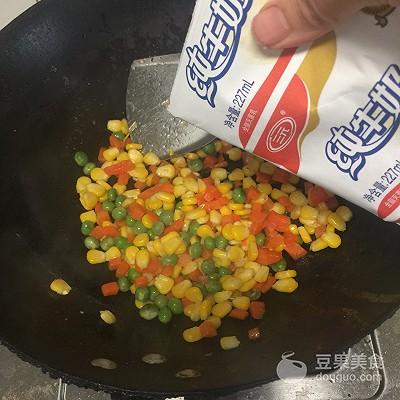 甜玉米粒的家常做法，松仁玉米的做法