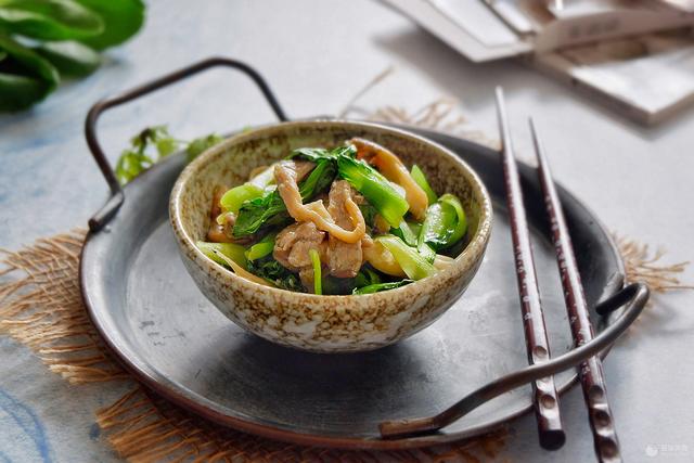 平菇怎么炒好吃，青菜炒平菇的做法