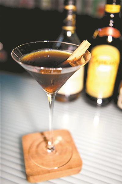 简单鸡尾酒怎么调，鸡尾酒怎么调好喝（教你四款居家自调鸡尾酒）