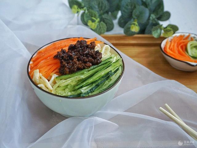 怎样做手擀炸酱面，健康营养夏季开胃美食！（好吃快手的手擀炸酱面）