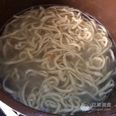 怎样做手擀炸酱面，健康营养夏季开胃美食！（好吃快手的手擀炸酱面）