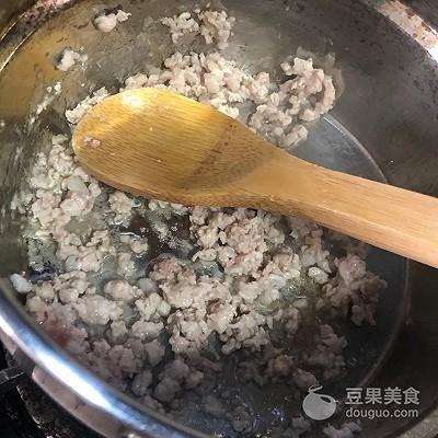 怎样做手擀炸酱面，健康营养夏季开胃美食！（好吃快手的手擀炸酱面）