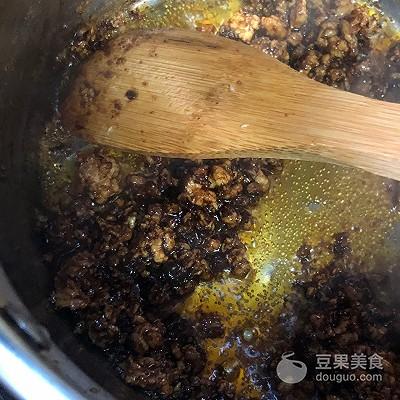 怎样做手擀炸酱面，健康营养夏季开胃美食！（好吃快手的手擀炸酱面）