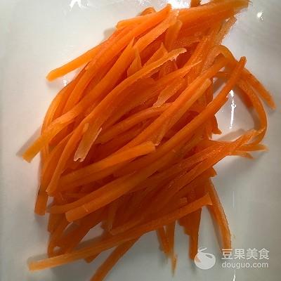 怎样做手擀炸酱面，健康营养夏季开胃美食！（好吃快手的手擀炸酱面）