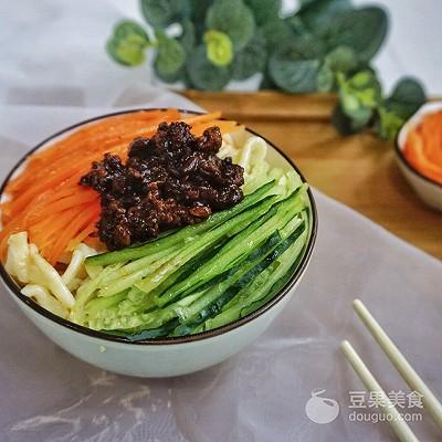怎样做手擀炸酱面，健康营养夏季开胃美食！（好吃快手的手擀炸酱面）