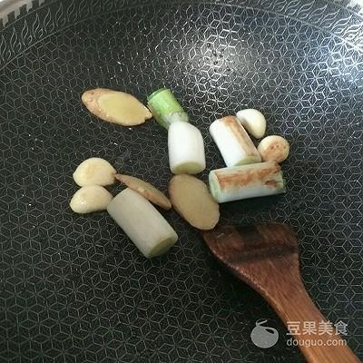 小鸡炖蘑菇简介，小鸡炖蘑菇的做法