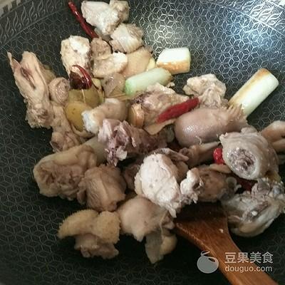 小鸡炖蘑菇简介，小鸡炖蘑菇的做法