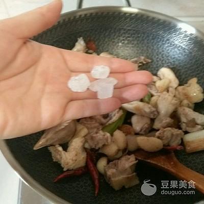 小鸡炖蘑菇简介，小鸡炖蘑菇的做法