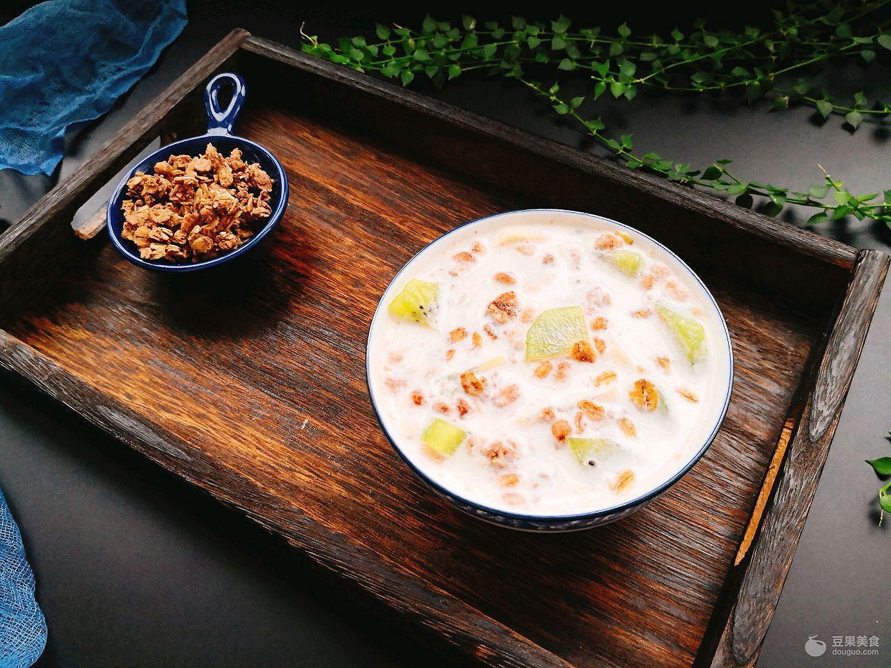 牛奶燕麦片的做法，牛奶麦片怎么做的啊（10分钟早餐大挑战）