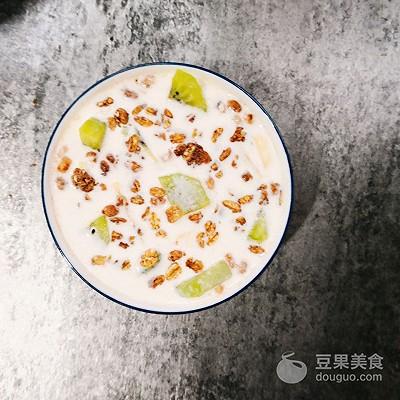 牛奶燕麦片的做法，牛奶麦片怎么做的啊（10分钟早餐大挑战）
