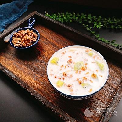 牛奶燕麦片的做法，牛奶麦片怎么做的啊（10分钟早餐大挑战）