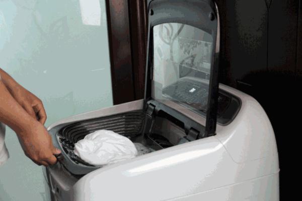 洗衣粉和洗衣液哪个好，洗衣粉和洗衣液哪个洗的干净些（“洗衣粉”和“洗衣液”究竟哪个更好）