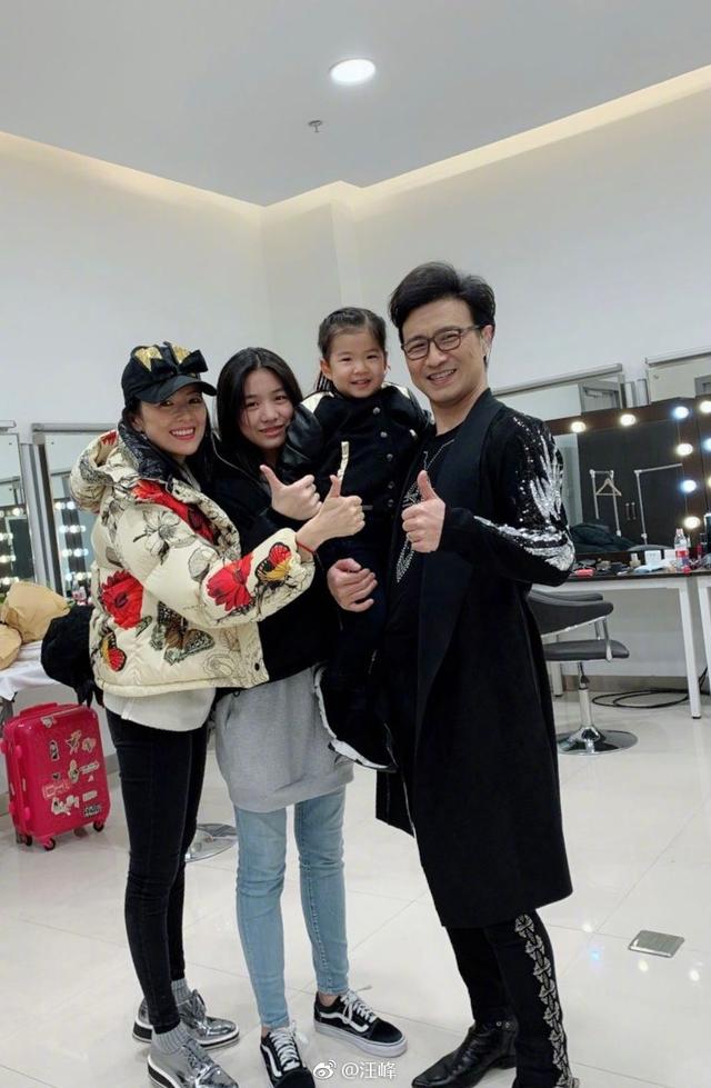章子怡一家四口同框超有爱，章子怡带两女儿探班汪峰演唱会