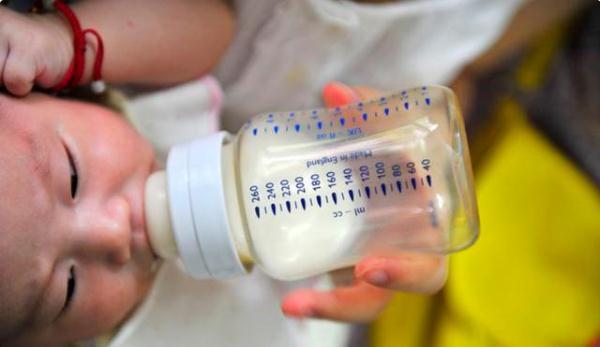 奶瓶怎么煮沸消毒，宝宝奶瓶如何清洗消毒（育婴师专业清洗和消毒步骤在这里）