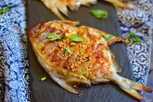 烤鱼怎么做好吃，烤鱼怎么做好吃又简单方便（自制烤鱼的做法）