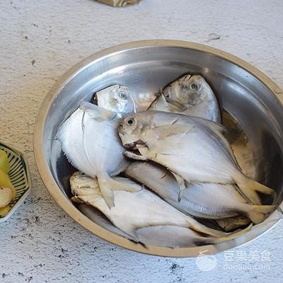 烤鱼怎么做好吃，烤鱼怎么做好吃又简单方便（自制烤鱼的做法）