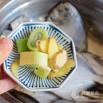 烤鱼怎么做好吃，烤鱼怎么做好吃又简单方便（自制烤鱼的做法）