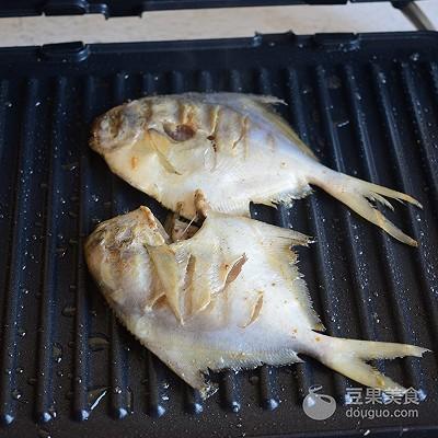 烤鱼怎么做好吃，烤鱼怎么做好吃又简单方便（自制烤鱼的做法）