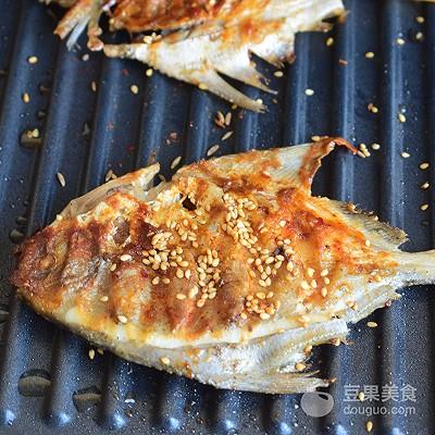 烤鱼怎么做好吃，烤鱼怎么做好吃又简单方便（自制烤鱼的做法）