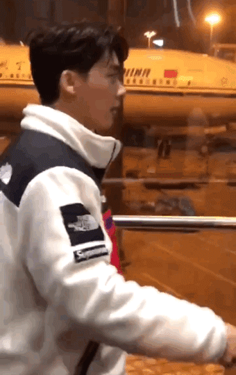 偷笑表情什么意思，偷笑表情是什么意思（181219 可爱藏不住啦）
