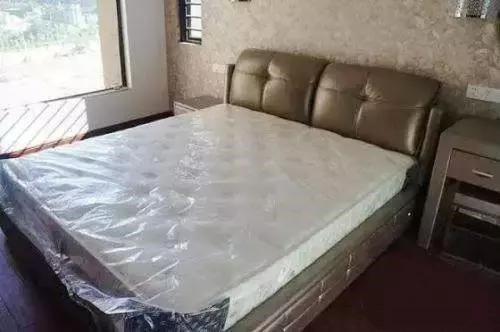 床垫甲醛多久可散发完，床垫上有甲醛的话要放多久才可以睡（藏在卧室里的4种东西）