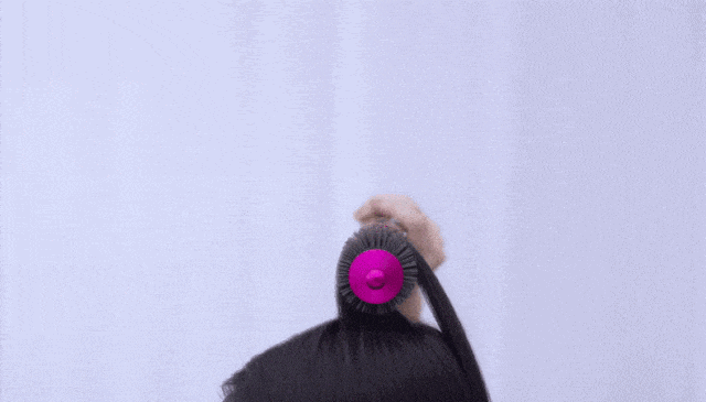 怎么使用卷发棒，怎么使用卷发棒使头发蓬松（戴森卷发棒造型教学）
