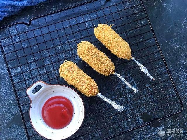 电烤箱怎么烤香肠，电烤箱怎么烤香肠视频教程（新手不败菜谱-一滴油也不放的烤香肠‼️巨简单好吃到爆哭了️）