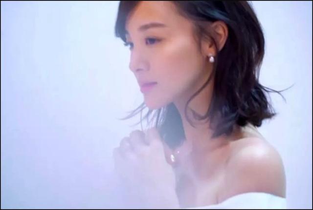 章龄之陈龙的年轻照，都在说她是陈龙老婆、薛之谦前女友