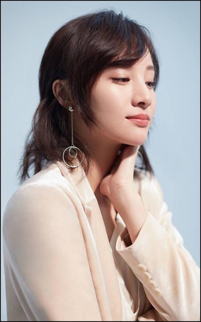 章龄之陈龙的年轻照，都在说她是陈龙老婆、薛之谦前女友
