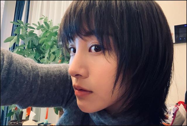章龄之陈龙的年轻照，都在说她是陈龙老婆、薛之谦前女友
