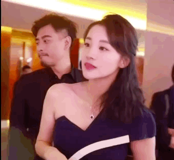 章龄之陈龙的年轻照，都在说她是陈龙老婆、薛之谦前女友