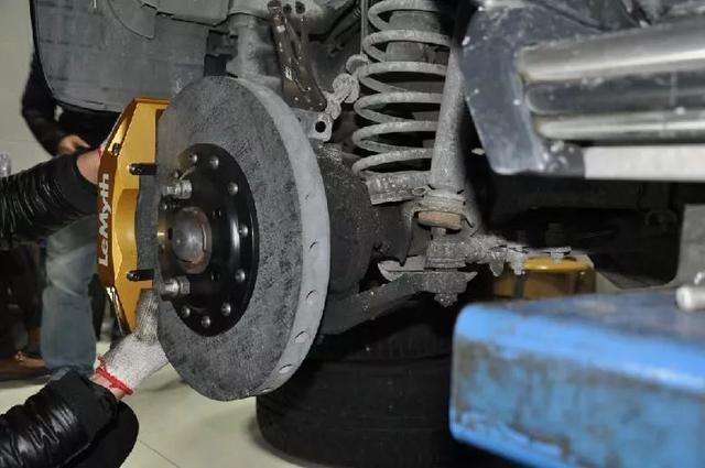 碟刹是什么意思，山地自行车花鼓是什么意思（鼓式、盘式、通风、陶瓷谁的制动效果最好）