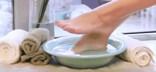 艾叶红花泡脚的功效与作用，艾叶红花泡脚的功效作用（脚冷、腿肿、咳嗽……都赶跑）