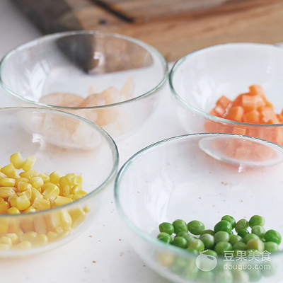 咸蛋黄炒饭怎么做，咸蛋黄炒饭怎么做才好吃（金沙炒饭的做法）