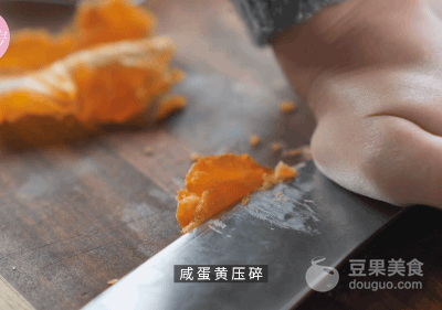 咸蛋黄炒饭怎么做，咸蛋黄炒饭怎么做才好吃（金沙炒饭的做法）