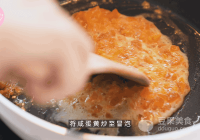 咸蛋黄炒饭怎么做，咸蛋黄炒饭怎么做才好吃（金沙炒饭的做法）