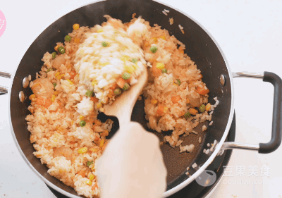 咸蛋黄炒饭怎么做，咸蛋黄炒饭怎么做才好吃（金沙炒饭的做法）